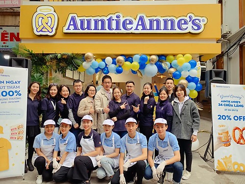 Tưng bừng khai trương cửa hàng Auntie Anne’s Chùa Láng